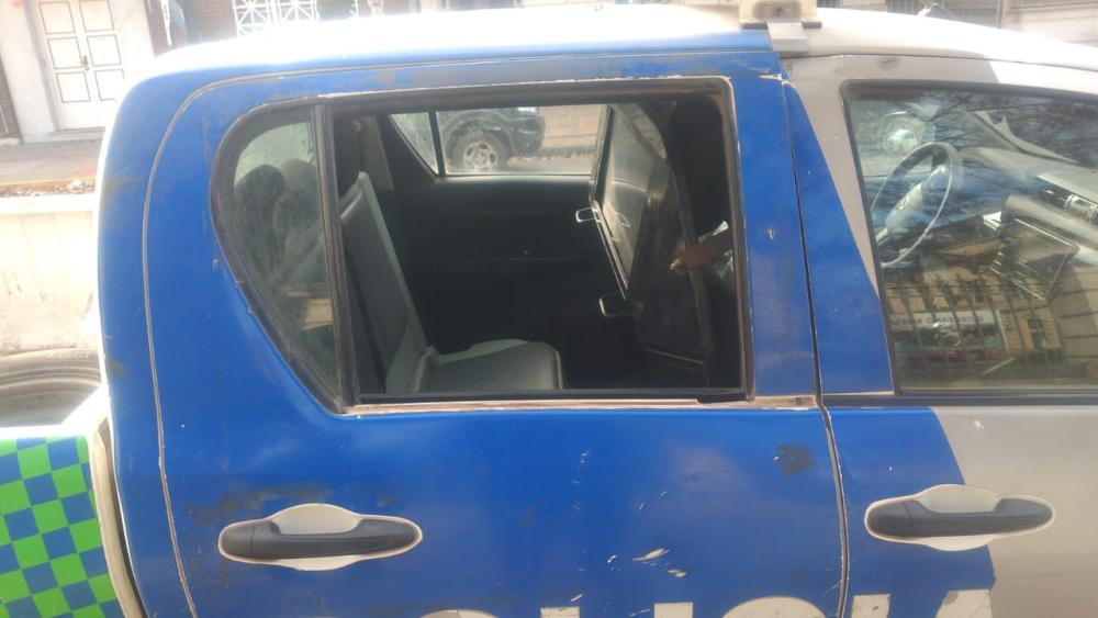 Sujeto desbordado rompió un móvil policial y causó daños en una vivienda