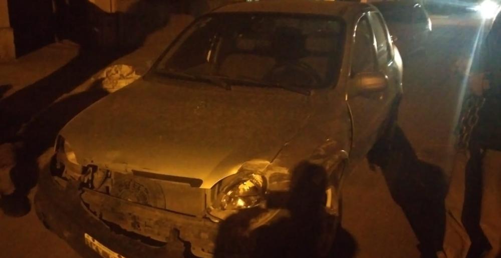 Otra de borrachos: Colisionó con un auto, pasó varios semáforos en rojo y lo encontraron dormido