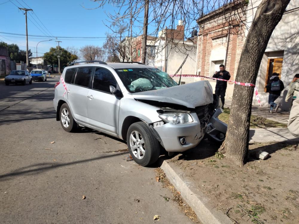 Se descompensó y chocó una planta en una jornada donde no funcionan los teléfonos de emergencia