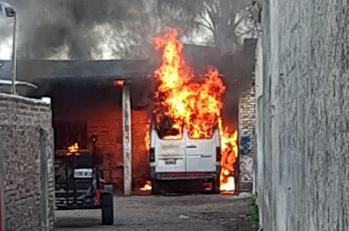 Incendio en un taller de chapa y pintura: dos dotaciones de bomberos en el lugar