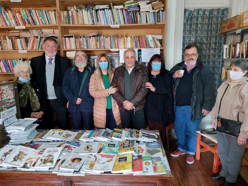La Comisión de Banco Creedicoop entregó libros en Mechita