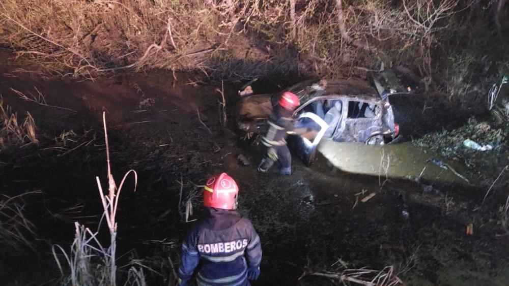 Un auto volcó en un camino rural cerca de Máximo Fernández
