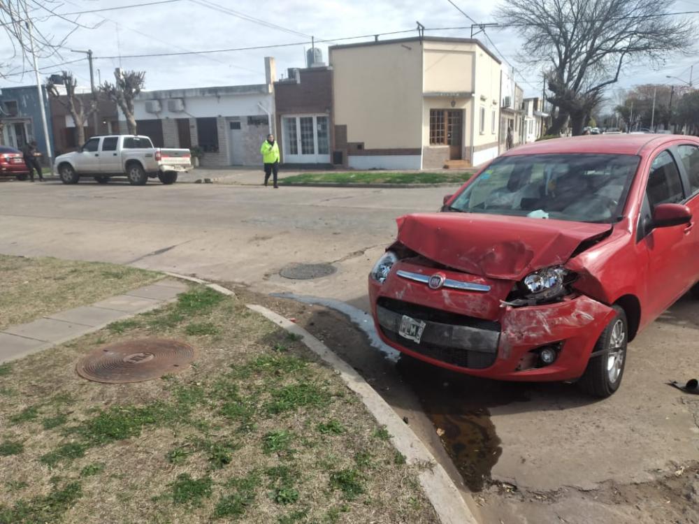 Fuerte choque entre una camioneta y un auto en Quiroga y Alem