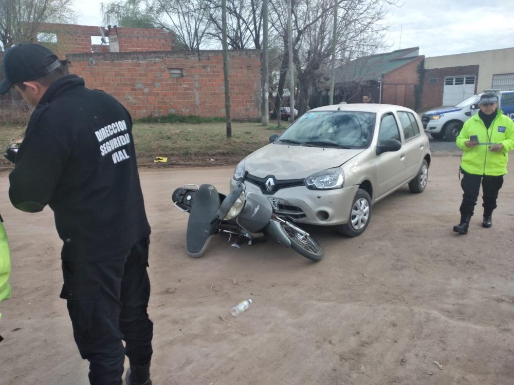 Siguen los accidentes: choque entre moto y auto en barrio Camioneros