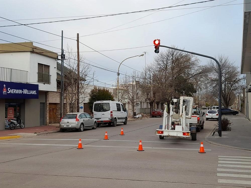 Finalmente quedó operativo el semáforo de Rivadavia y Saavedra