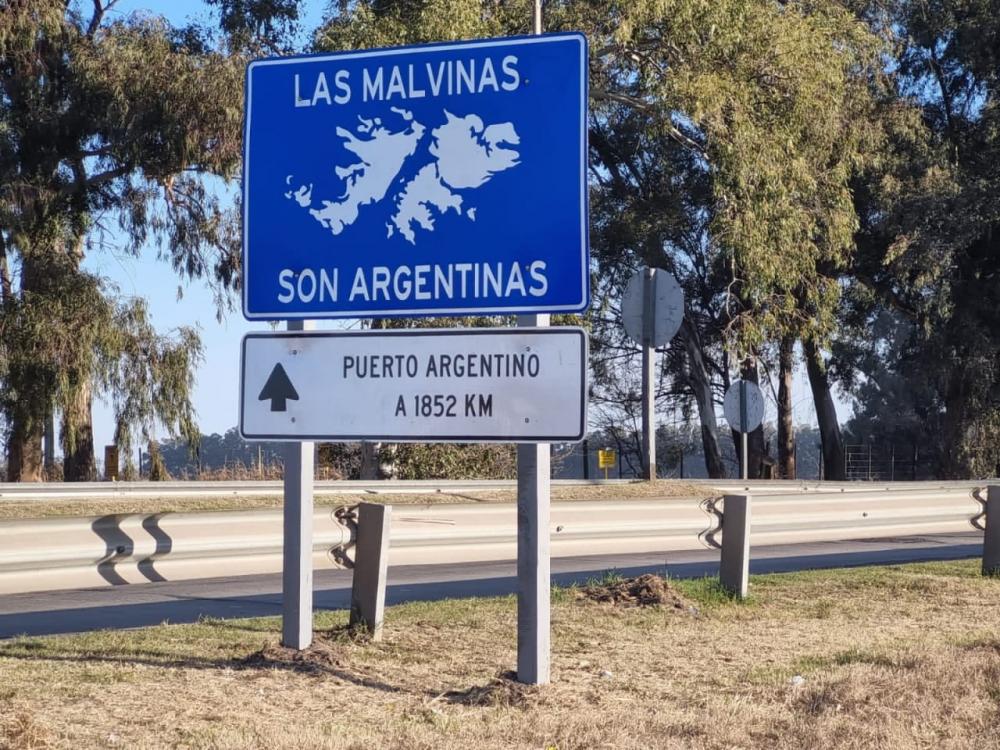 Colocaron un cartel sobre Ruta 5 en homenaje a Malvinas