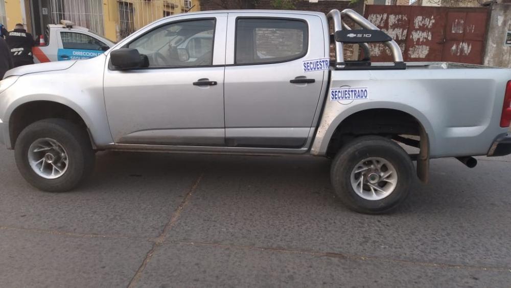 Se resistió al secuestro de su camioneta, golpeó a dos inspectores y quedó detenido
