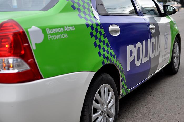 Choque entre dos vehículos en una calle de tierra