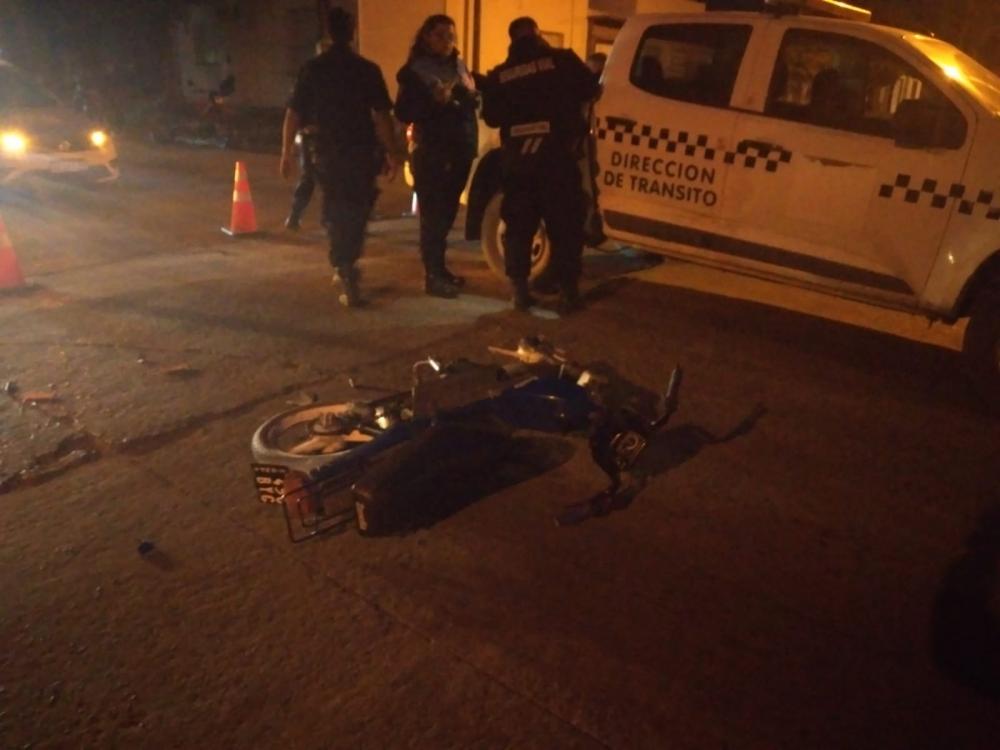 En una esquina con poco alumbrado, chocaron un Jeep y una moto conducida por un menor