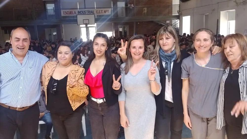 Polémica por la politización de la entrega de tablets: fotos con lenguaje K y una consejera que habló de "regalos"