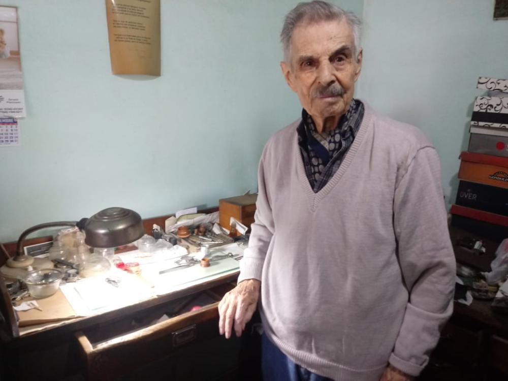 Día del Relojero: A sus 90 años sigue abrazando la profesión y hace "Patria" todos los días