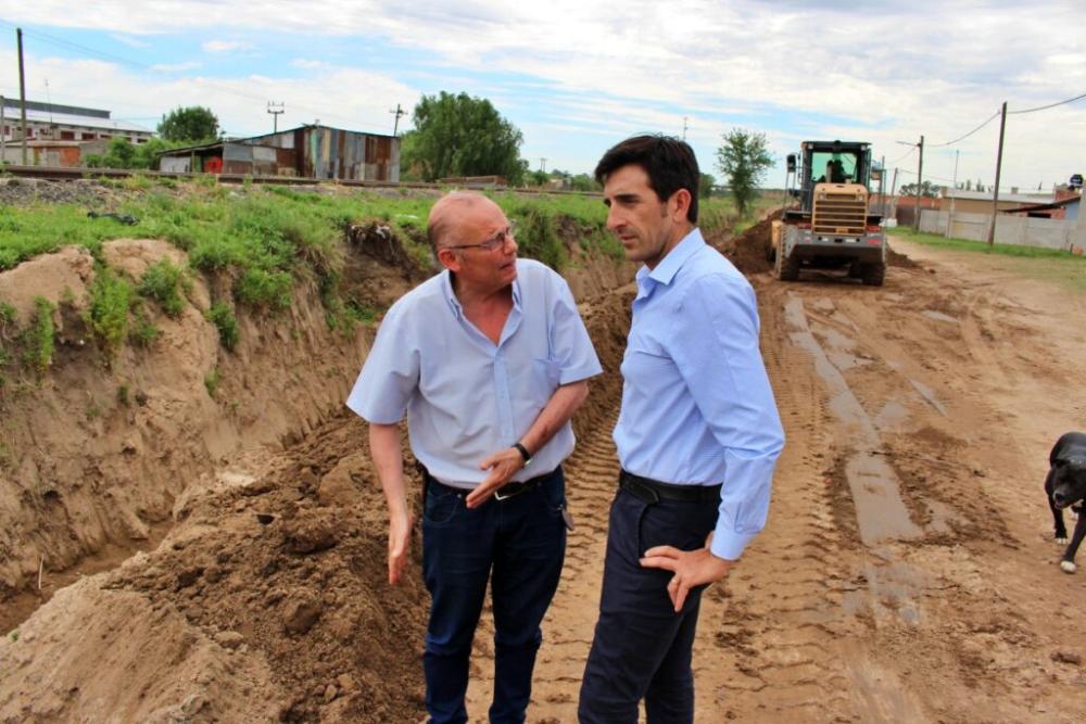 Avanzan las obras del nuevo conector cloacal sobre calle Ferroviarios Argentinos