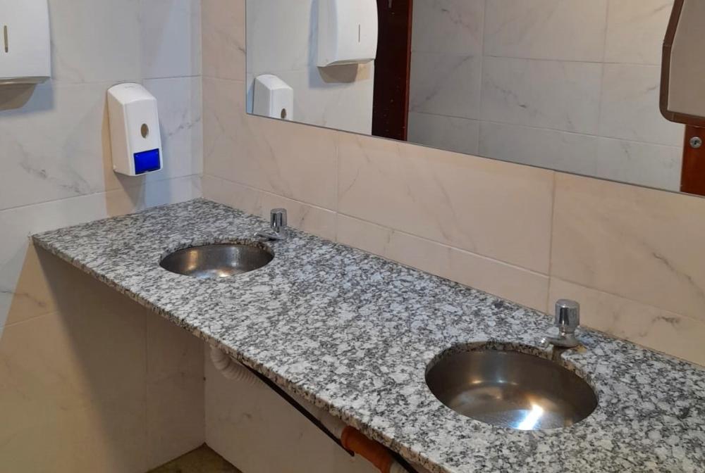 Remodelaron los baños del Palacio Municipal
