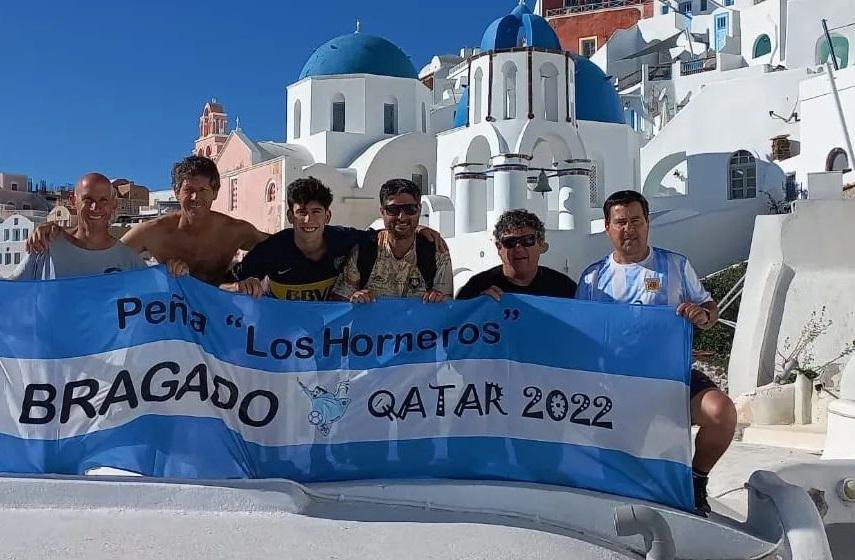 La aventura de los hinchas bragadenses que tomaron seis aviones para llegar a Qatar