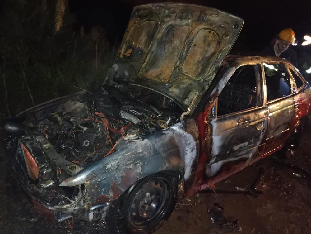 Salida de bomberos por un auto que se incendió en el camino de tierra