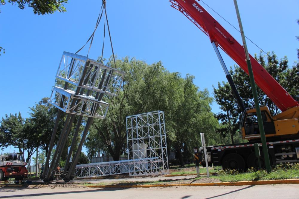 Instalan un pórtico en el acceso a Parque Industrial