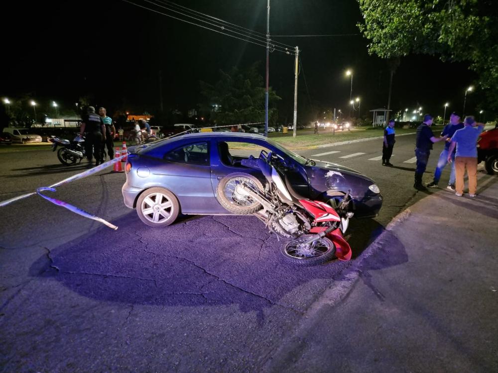 Tremendo impacto entre moto y auto frente a la Pista de Salud