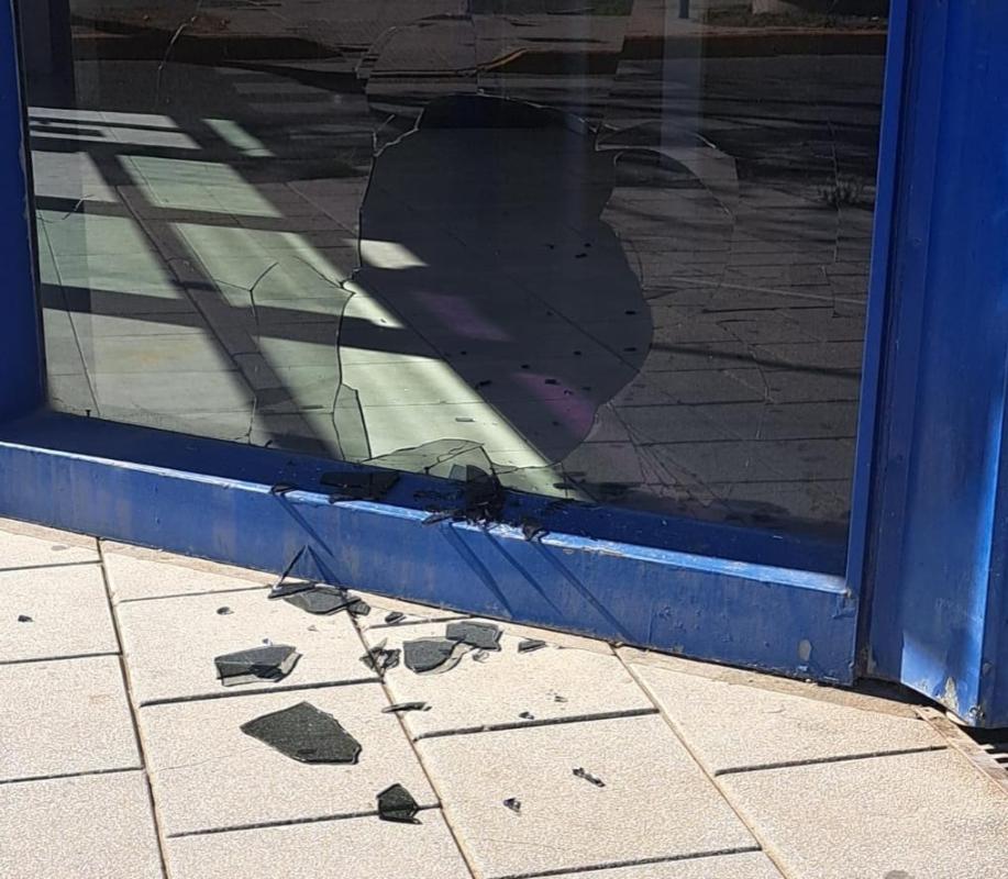 En Chivilcoy se cortó la luz en medio del partido de Argentina y algunos hinchas rompieron vidrios en la oficina de EDEN