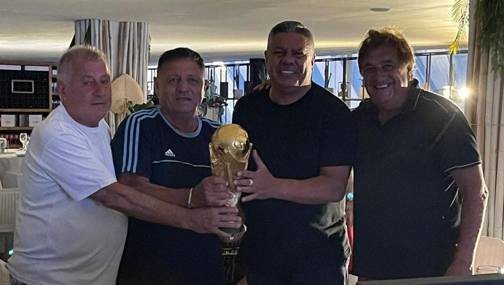 "Chino" Peracca junto a Claudio "Chiqui" Tapia y la Copa del Mundo
