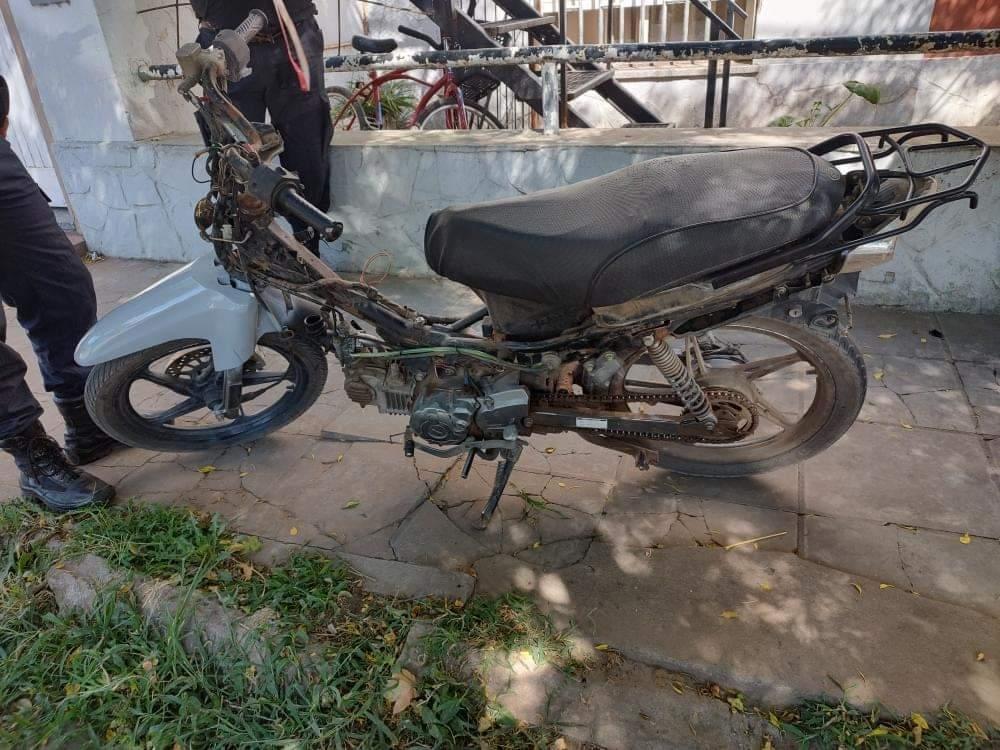 Le robaron la moto a un enfermero del hospital, apareció desmantelada