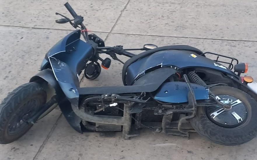Chocaron un auto y una moto eléctrica: una joven herida