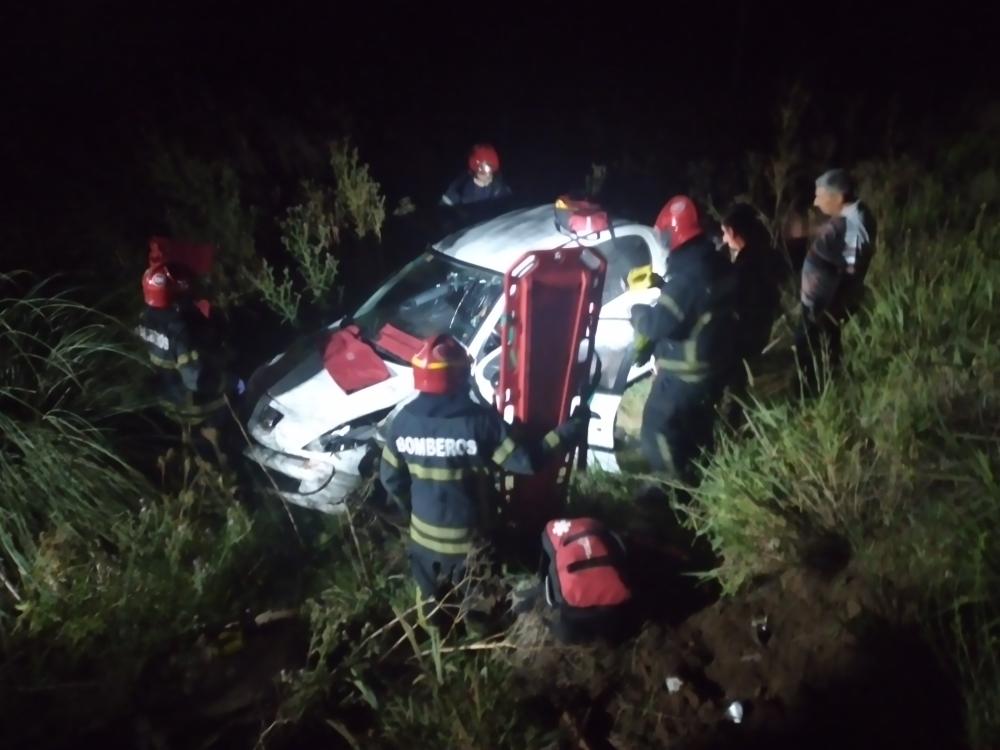 Volcó un auto en el camino real a Mechita y el conductor quedó atrapado