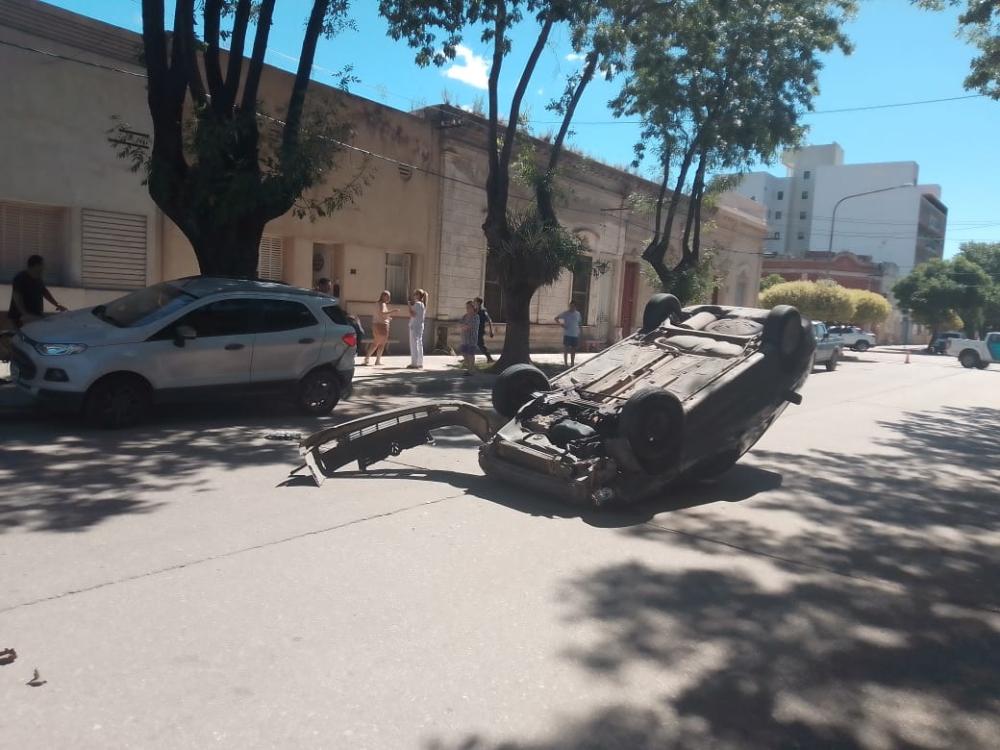 Choque y vuelco de un auto en Belgrano al 1700