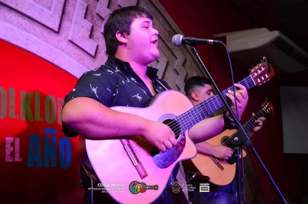El artista local Dante Crivelli busca presencia en el Festival Nacional de Cosquín