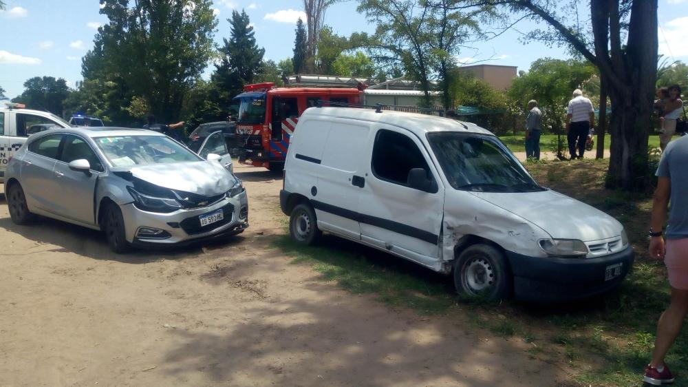 Violento choque entre un auto y una utilitario