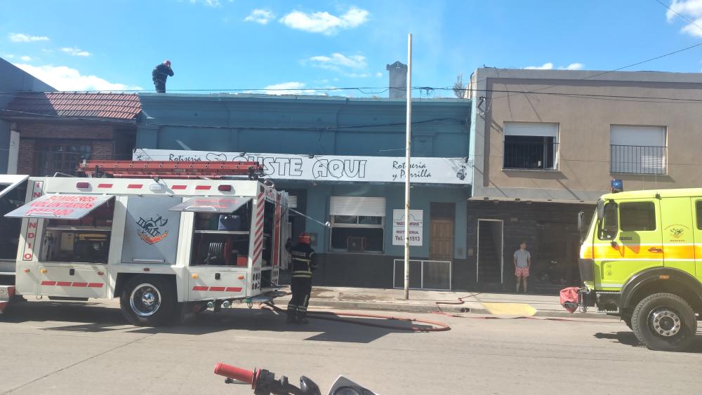 Incendio en la parrilla de una rotisería céntrica