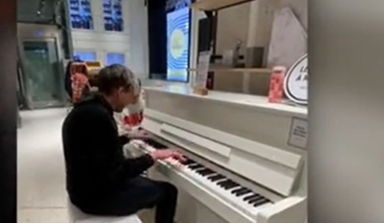 Un bragadense le cantó en la cara a los franceses el tema "Muchachos"
