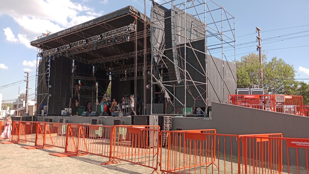 Comienza a llegar público a la plaza y hay expectativa por el mega show de "Los Decadentes"