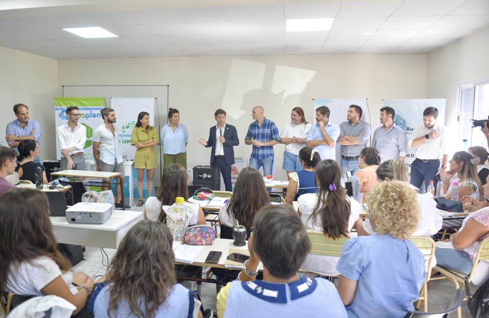 Kicillof encabezó la entrega de 30 viviendas en Alberti