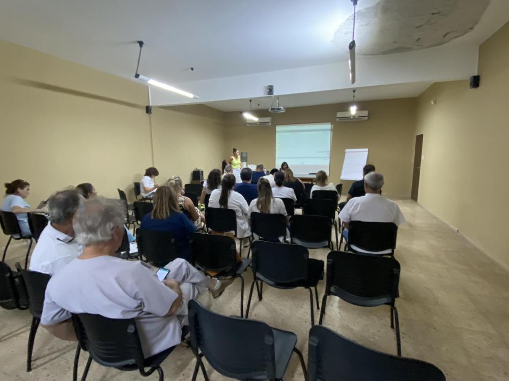 Siguen renunciando médicos a PAMI y el organismo busca profesionales por Facebook