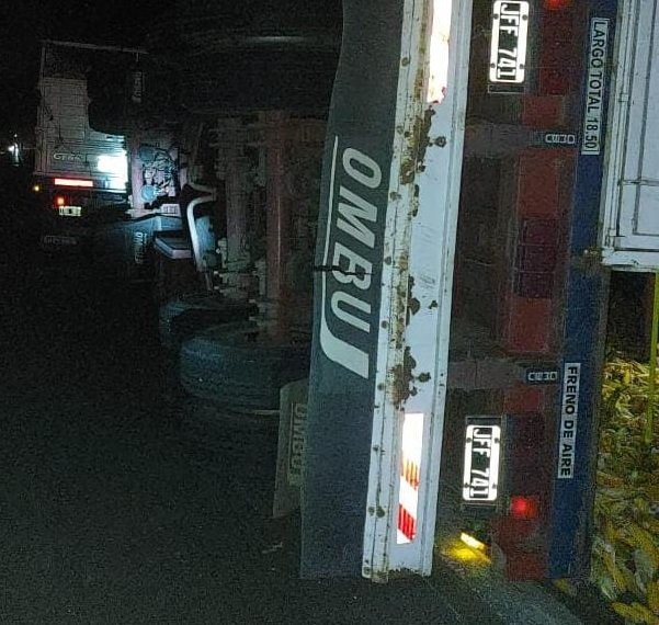 Volcó un camión cargado de choclos y los bomberos debieron limpiar la ruta 46