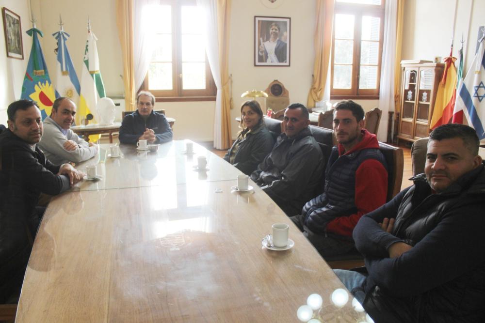 "Chapu" Fernández, junto a gremios de municipales, visitó al intendente de Carlos Casares para conocer el plan de viviendas