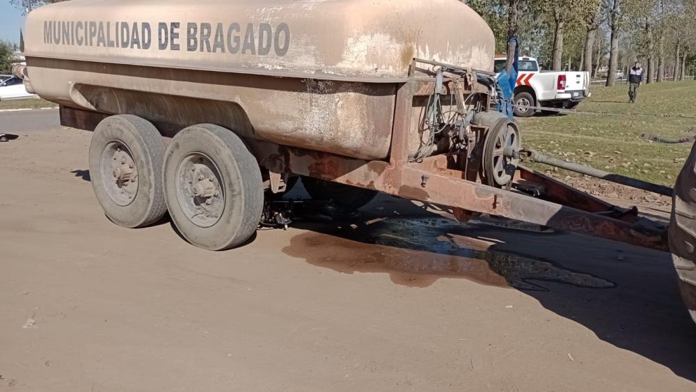 Circulaban a gran velocidad en una moto y se estrellaron contra el regador municipal