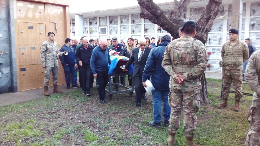 Último adiós al héroe: Despiden los restos del veterano de guerra "Richard" Arrigoni