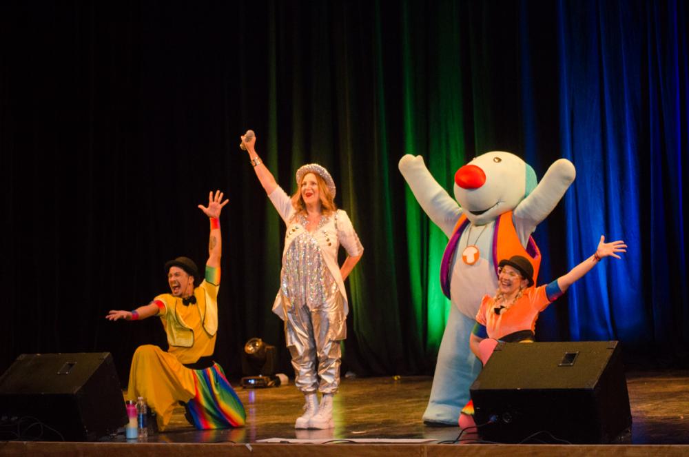 Por el frío, el show de "Cantando con Adriana" se realizó en el teatro Constantino