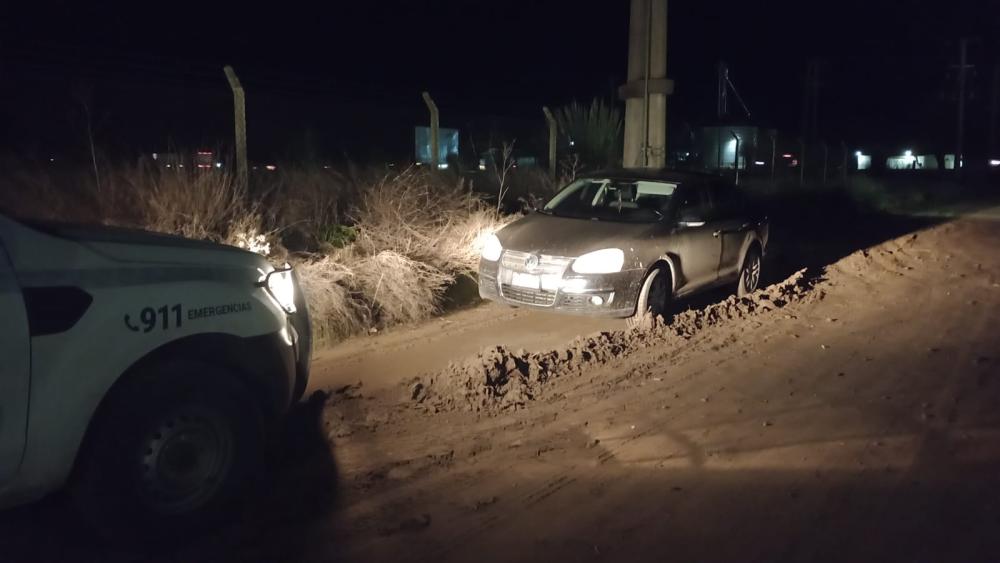 Tres sujetos sorprendieron a una mujer, la encerraron en el baño y se llevaron su auto