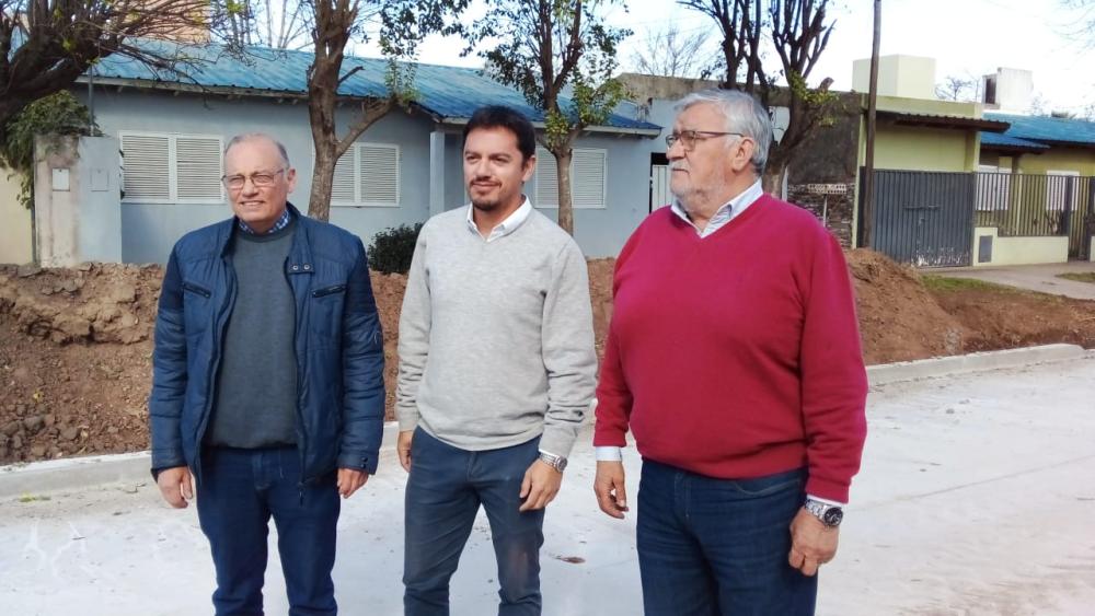 Asfaltado de calles y mejoras en drenaje de agua en el barrio Independencia