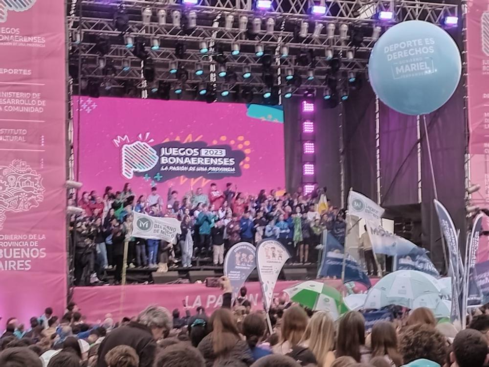 Carlos "MacGyber" Chazarreta representó a la delegación de Bragado en el acto de apertura de Juegos 2023