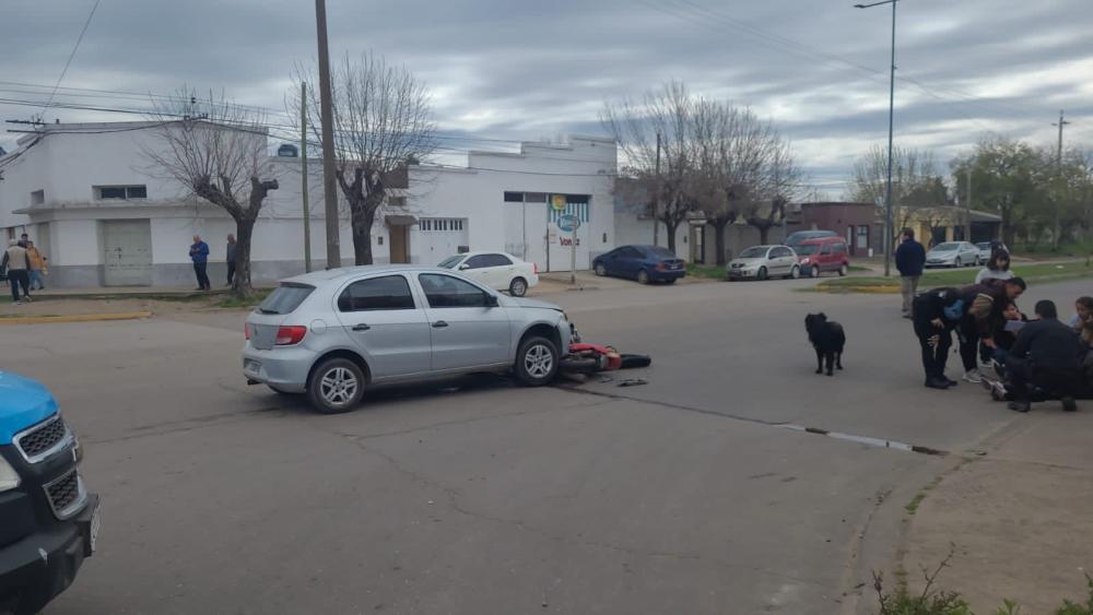 Otro accidente urbano: Colisionaron un auto y una moto en calle Hermanos Islas
