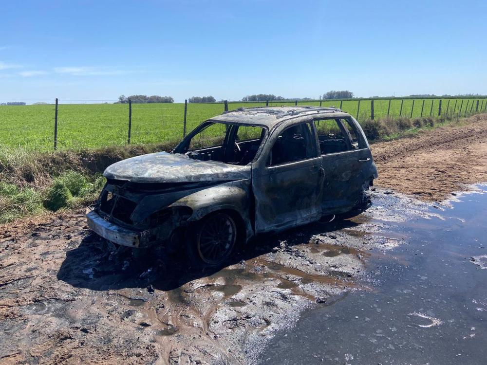 Se incendió un auto mientras transitaba por un camino rural