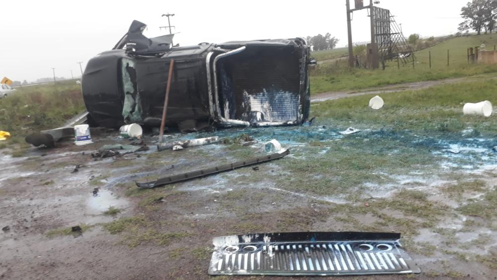 Volcó una camioneta bajo la persistente lluvia