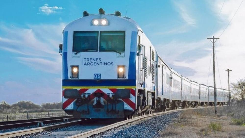 El tren de pasajeros quedó varado en el medio del campo cuando iba a Once