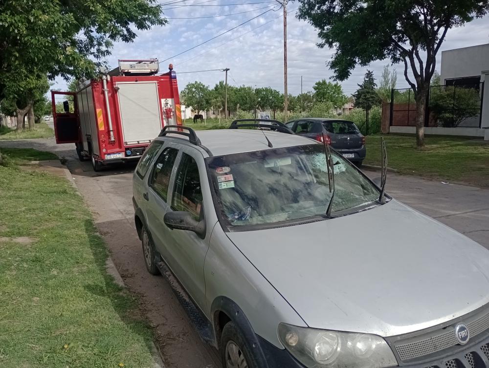 Desesperación y rescate de un niño que quedó encerrado en un auto que estaba en marcha