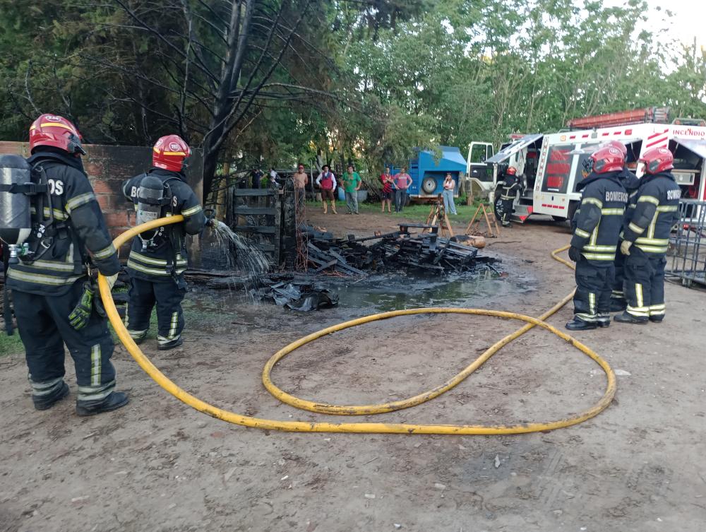 Incendio en una playa de camiones
