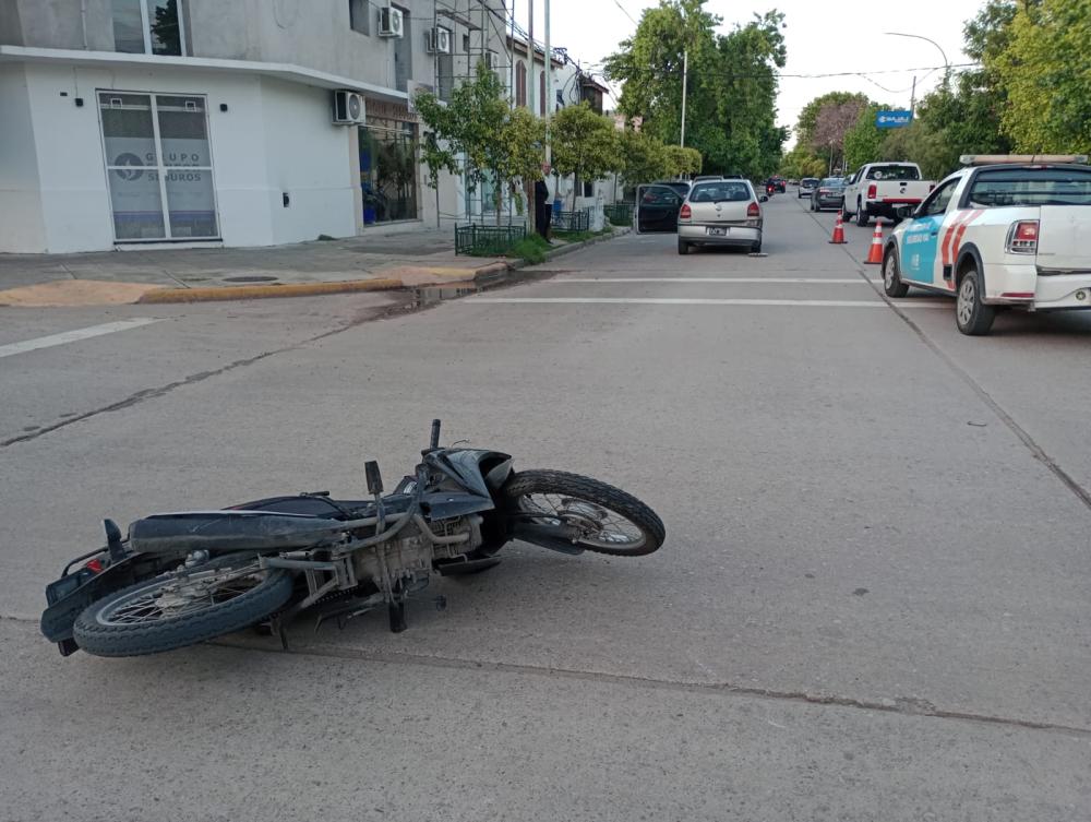 Choque entre moto y auto: una mujer y su hija menor hospitalizadas 