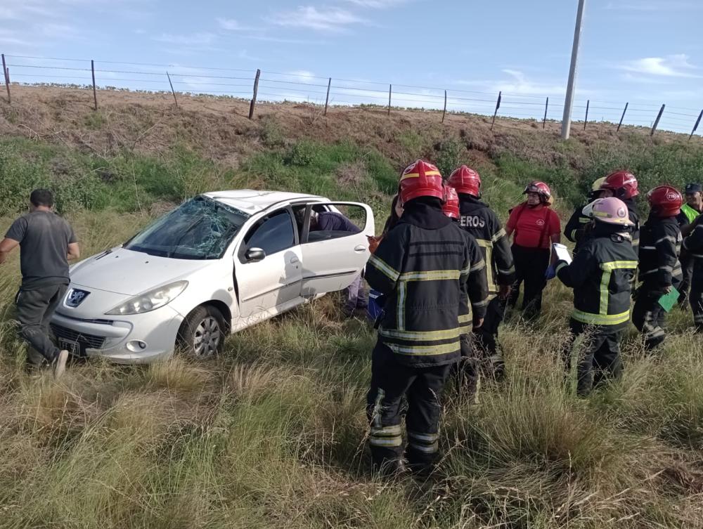 Una mujer y su hijo volcaron cuando transitaban por la ruta 5